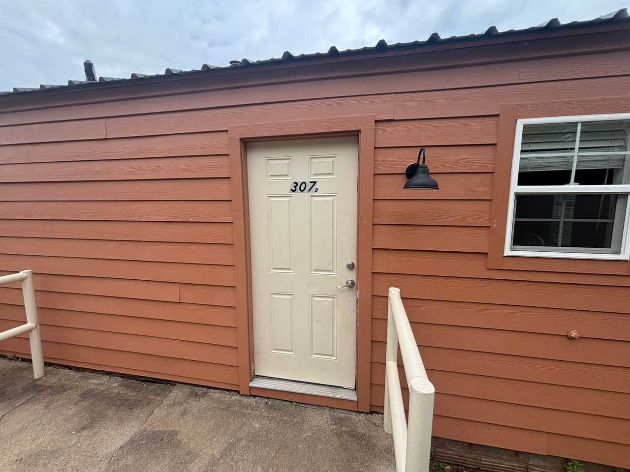 305 E Virginia Ave - Photo 4 of 6