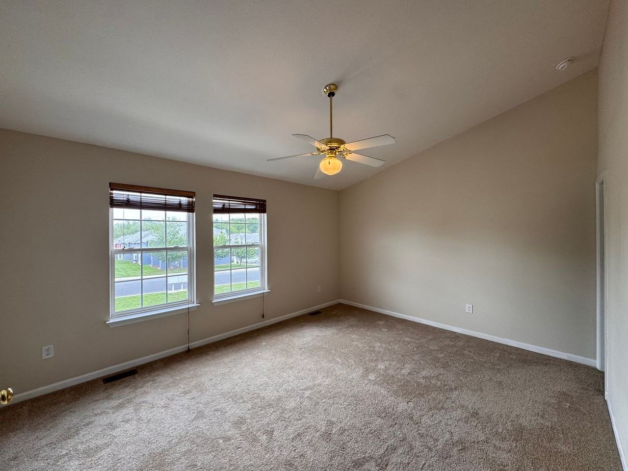 337 Emerson Ln - Photo 3 of 4