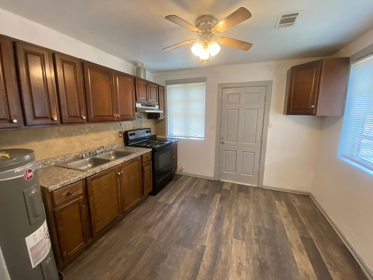 2512 Lumpkin Ct - Photo 3 of 10