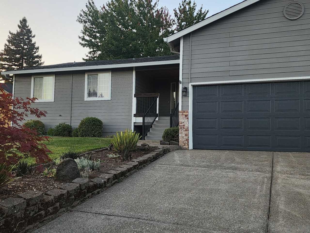 736 8th St - Photo 4 of 50