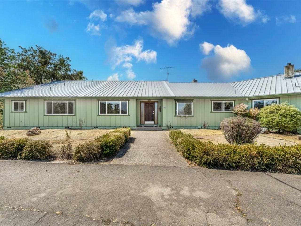 2275 Pioneer Rd - Photo 4 of 48
