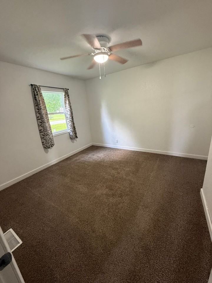 207 Yetley St - Photo 6 of 10