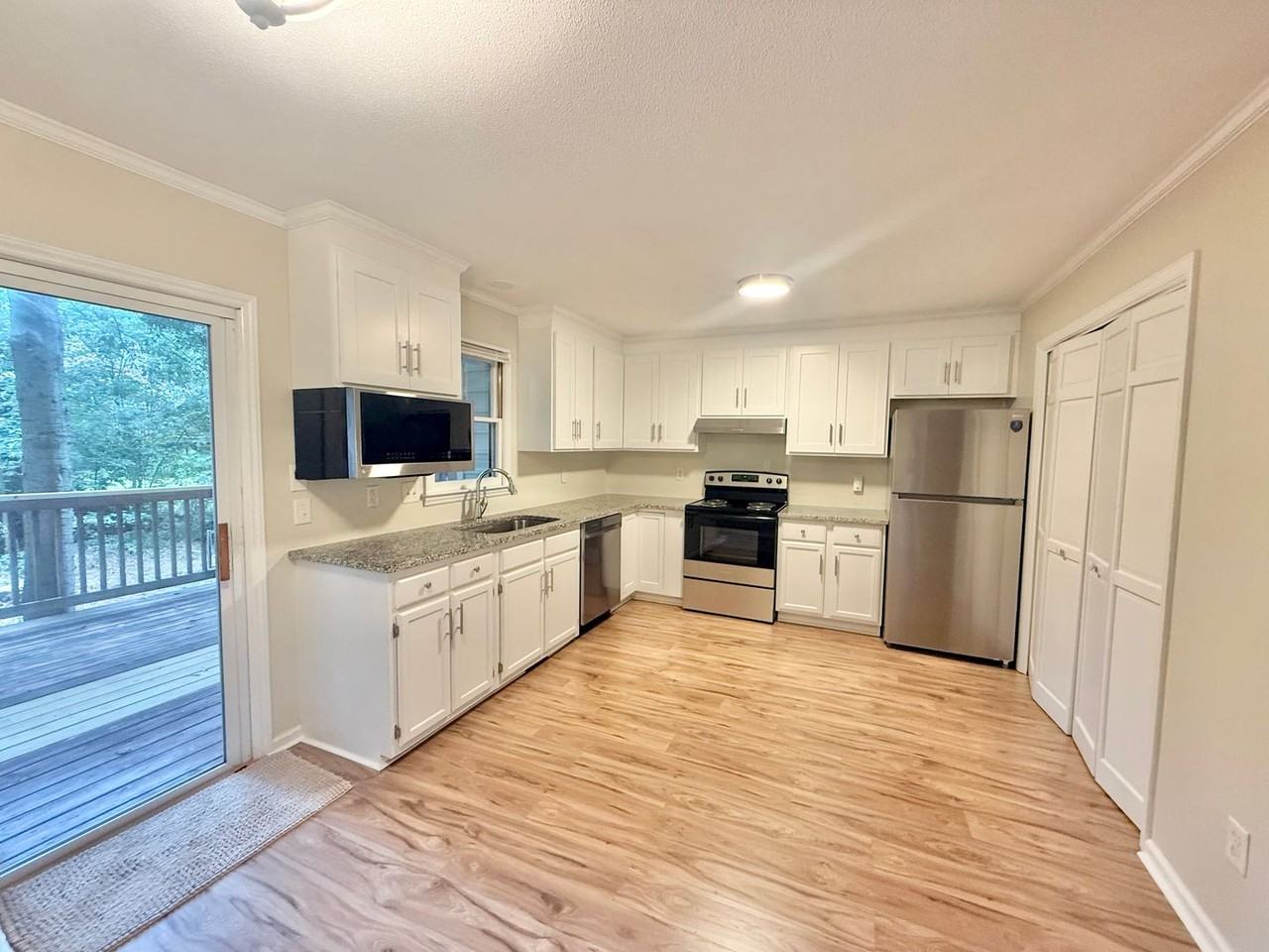 6523 Hearthstone Dr - Photo 4 of 21