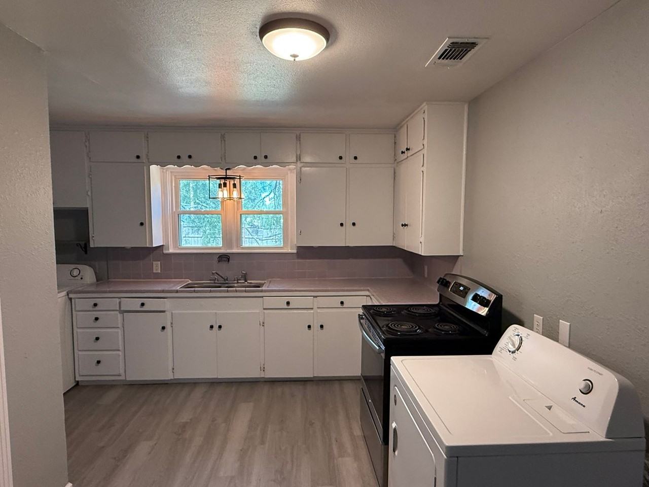 1510 Parker St - Photo 3 of 14