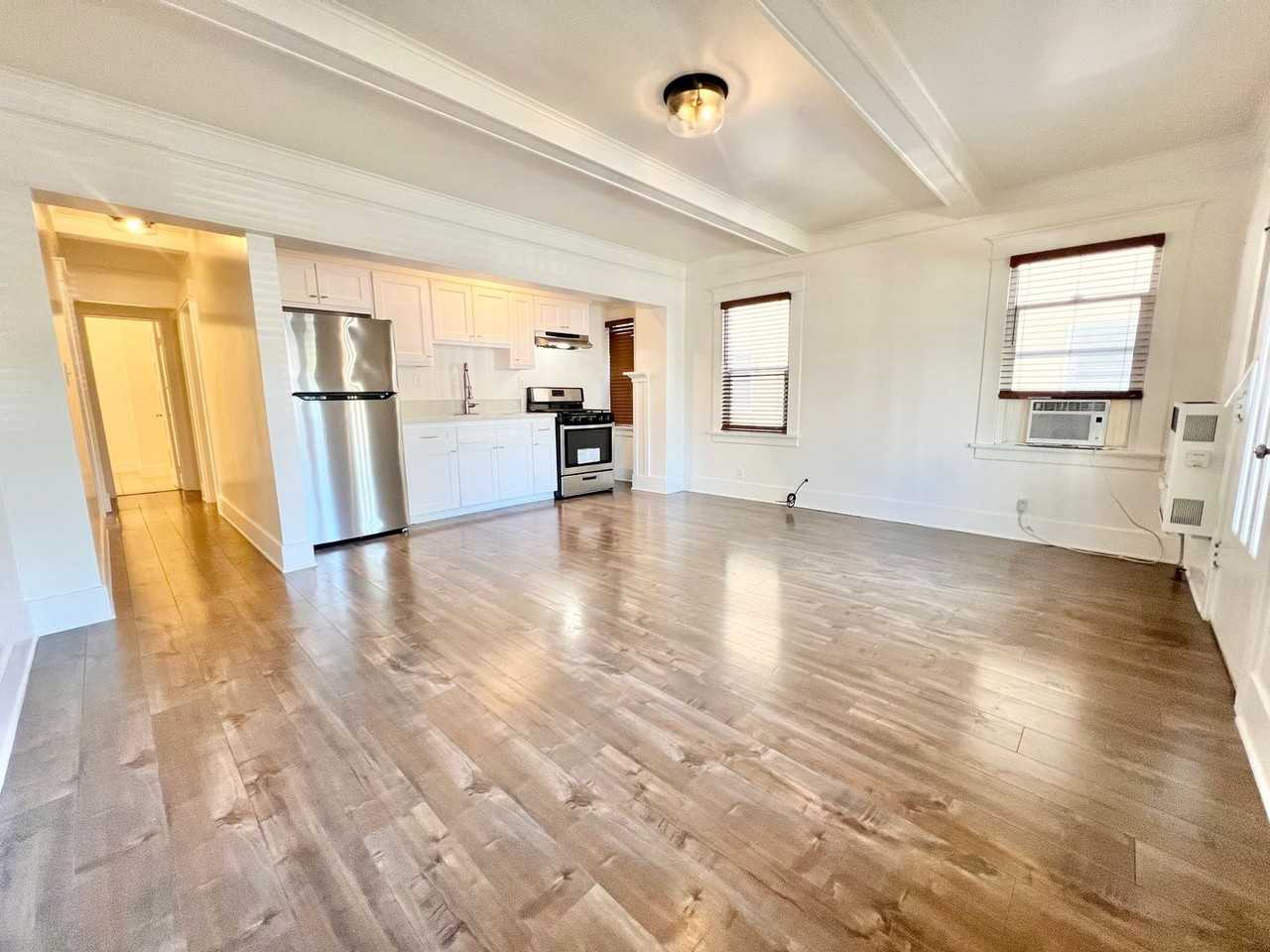 1142 E 1st Street - Photo 3 of 31