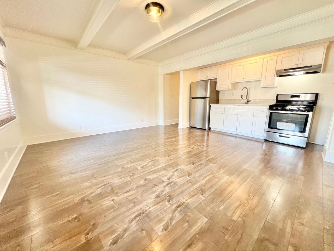 1142 E 1st Street - Photo 5 of 31
