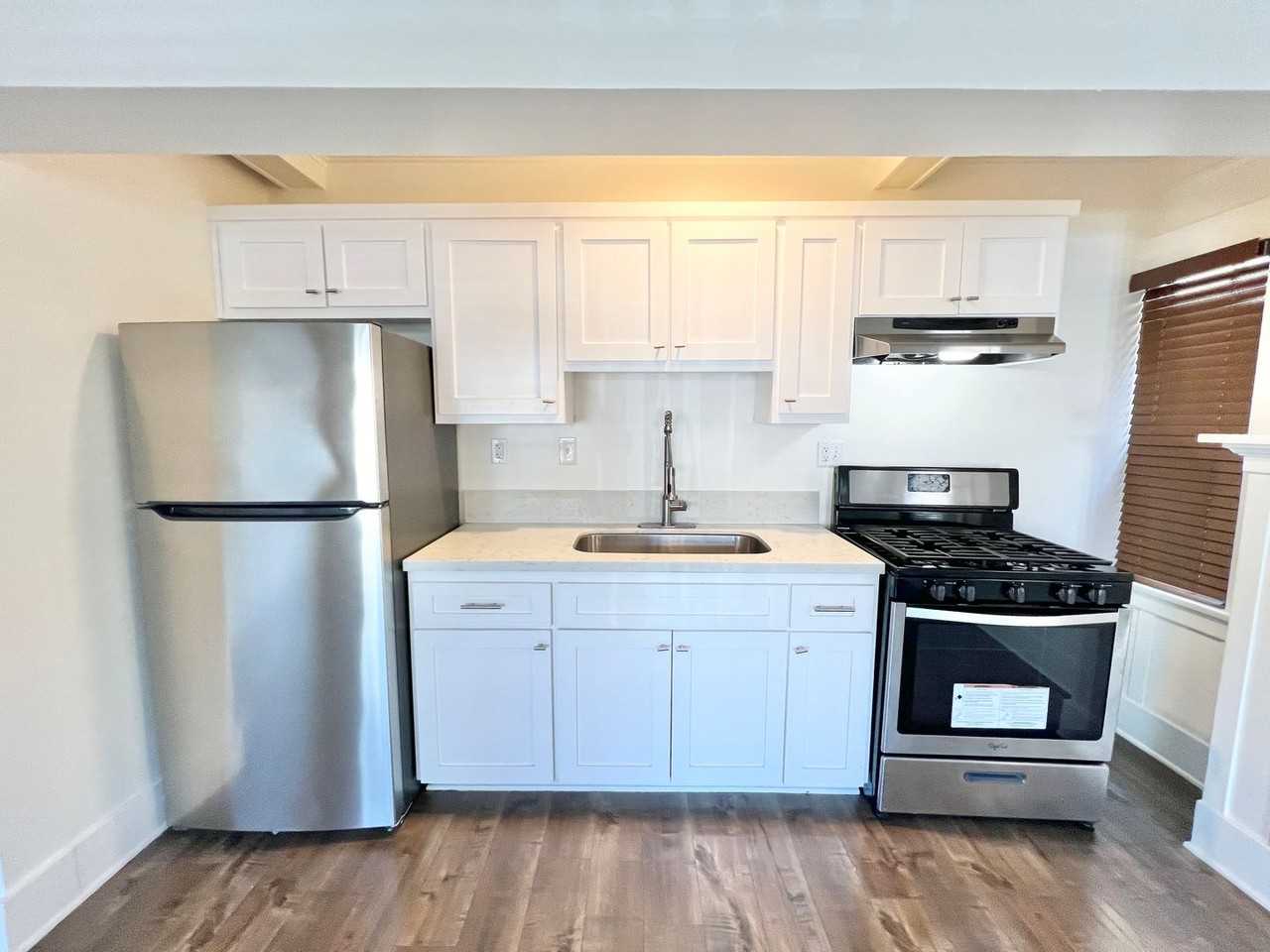 1142 E 1st Street - Photo 6 of 31