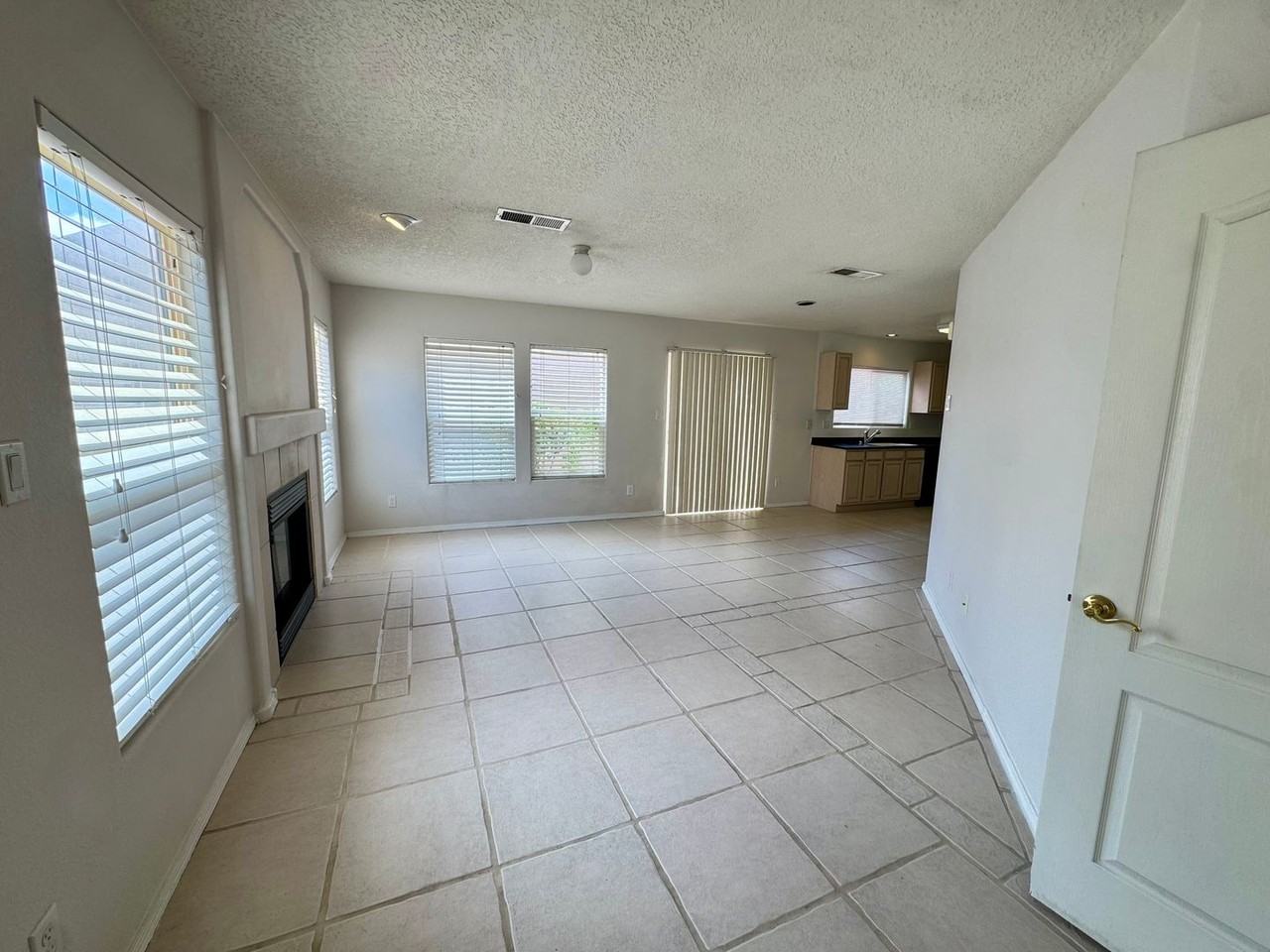 4361 Altura Vista Ln Ne - Photo 3 of 18