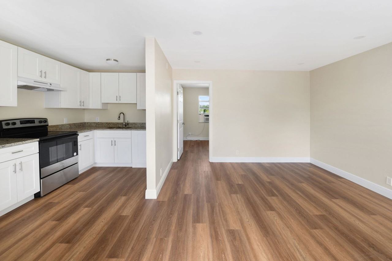 901 N F St - Photo 2 of 18