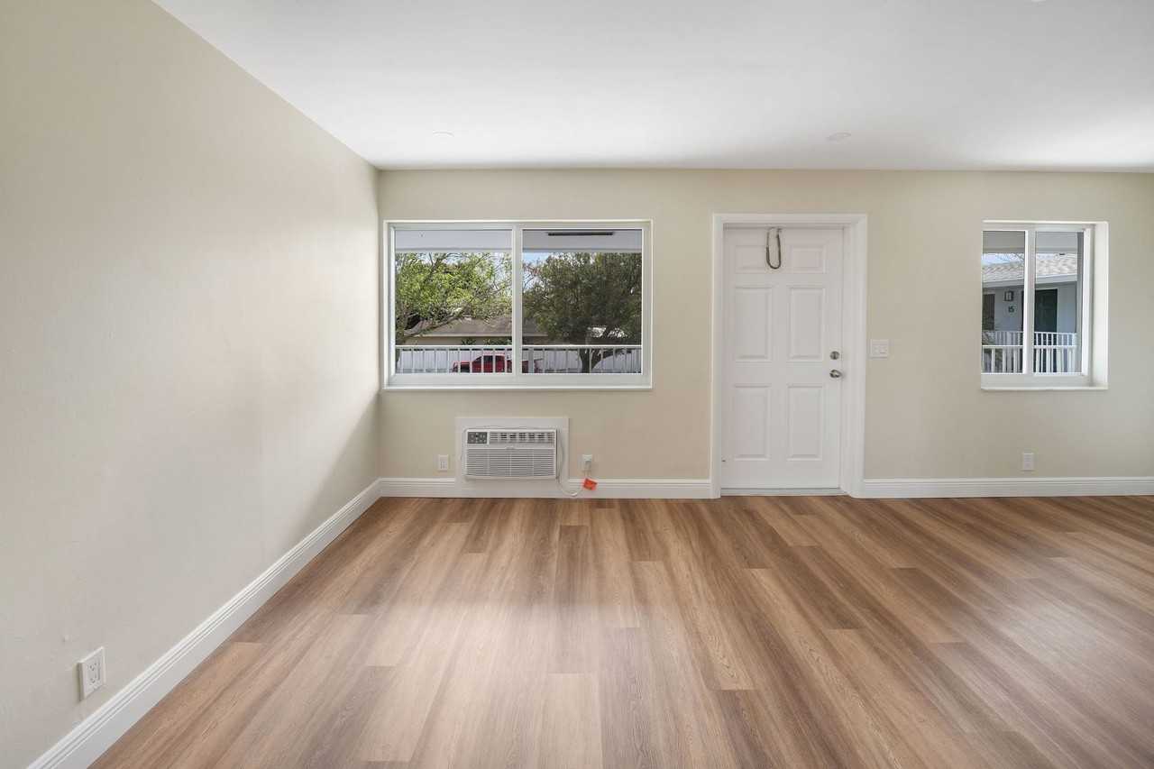 901 N F St - Photo 4 of 18