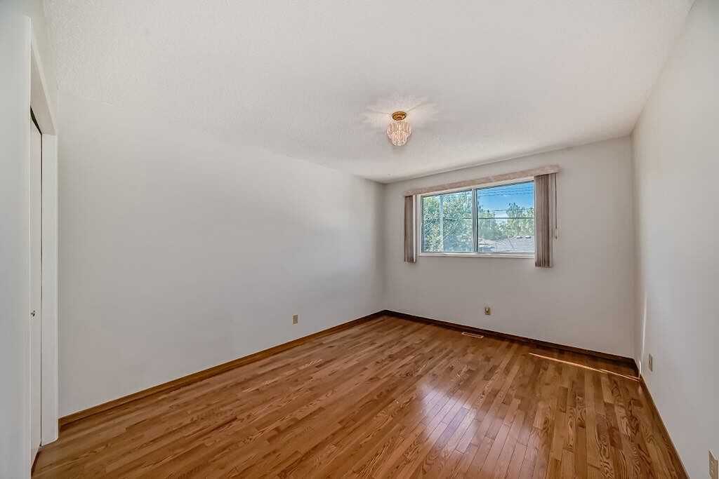 525 27 Ave Ne - Photo 3 of 18