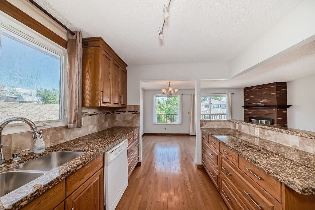 525 27 Ave Ne - Photo 5 of 18