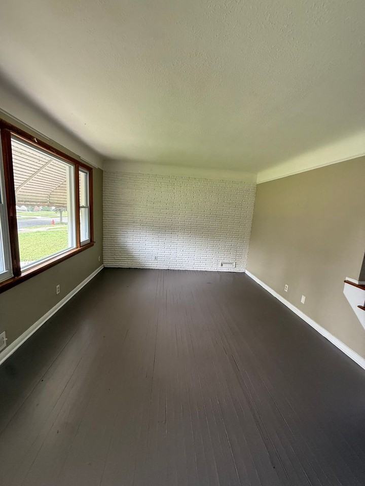18811 Longview Ave - Photo 2 of 9