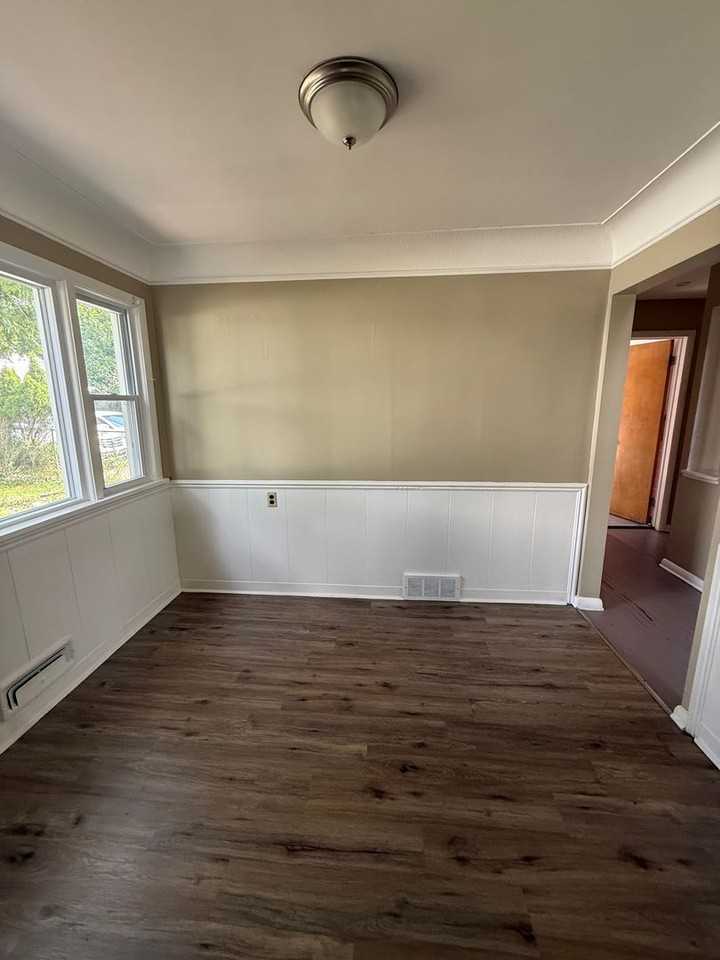 18811 Longview Ave - Photo 4 of 9