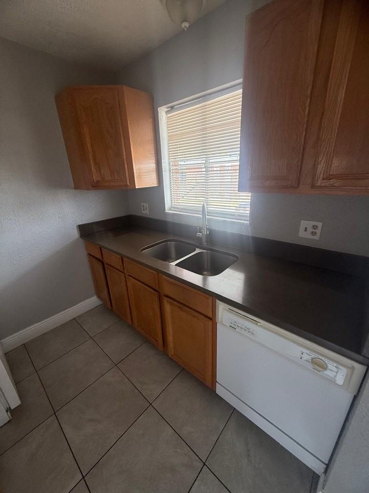 797 W Lancaster Rd #F75 - Photo 5 of 22