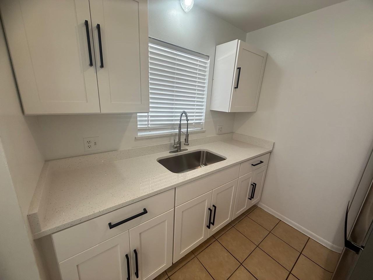 809 W Lancaster Rd #I113 - Photo 3 of 19
