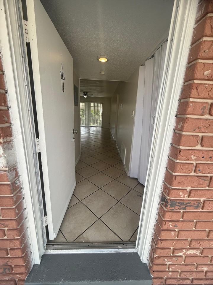 809 W Lancaster Rd #I113 - Photo 4 of 19