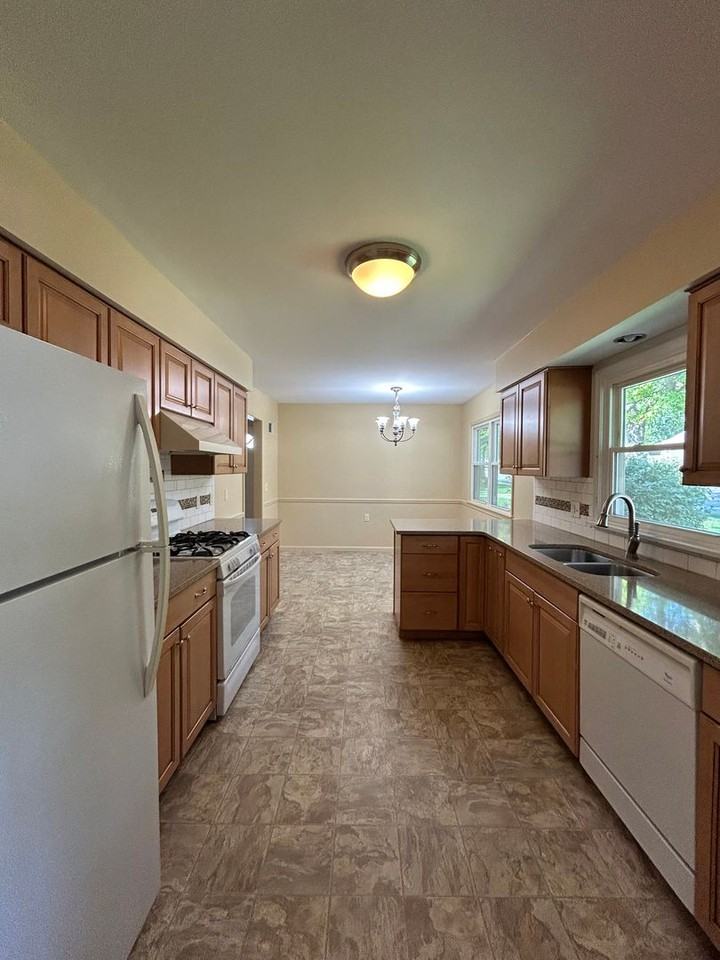 704 N 74th Ave - Photo 3 of 50