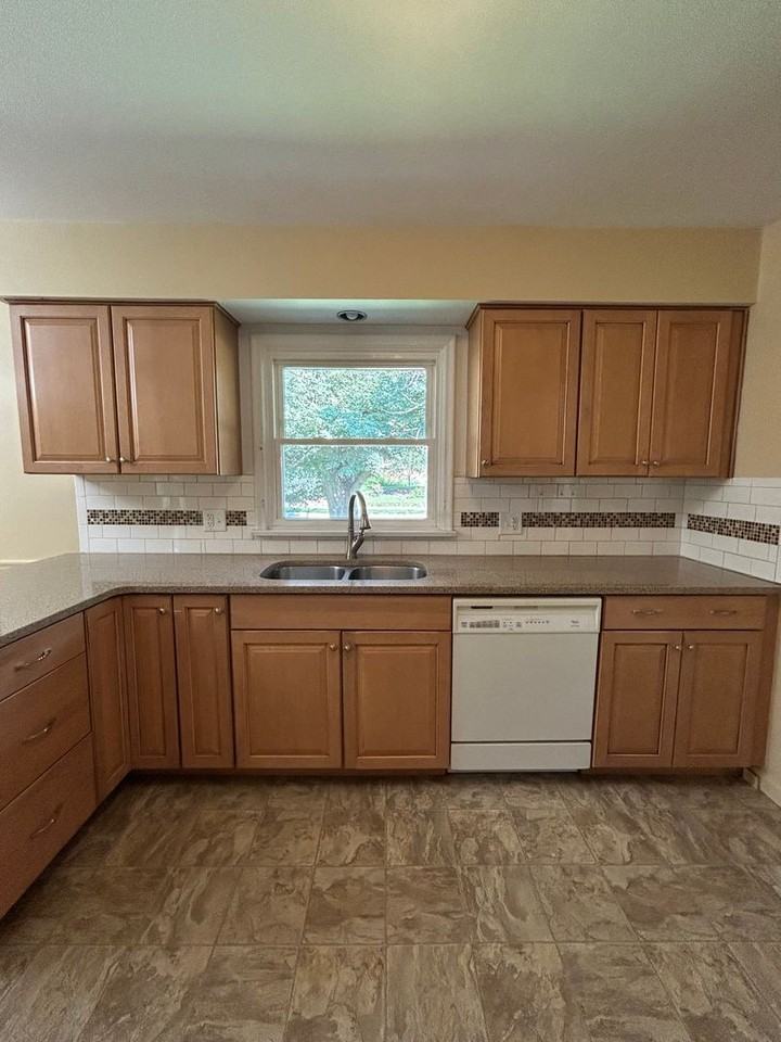 704 N 74th Ave - Photo 4 of 50