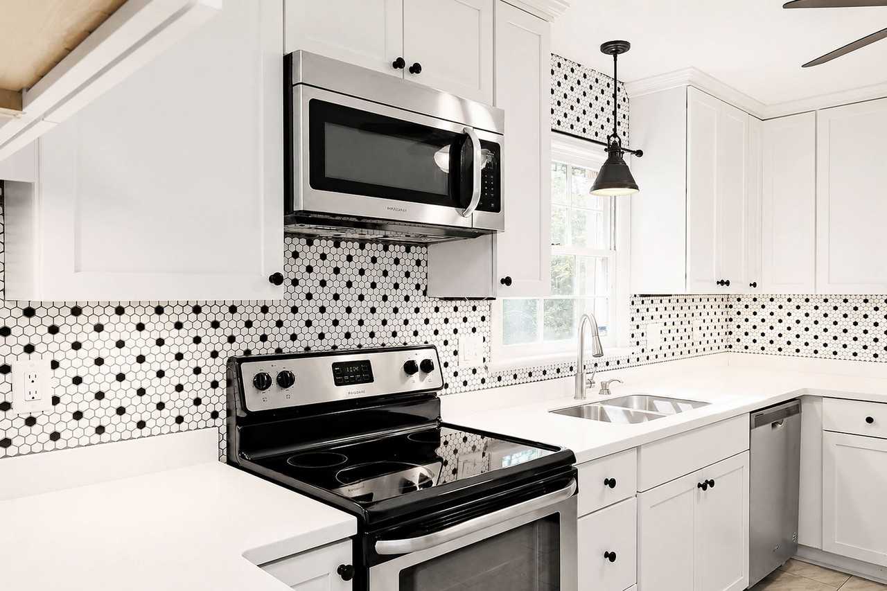 208 Surrey Rd - Photo 4 of 25