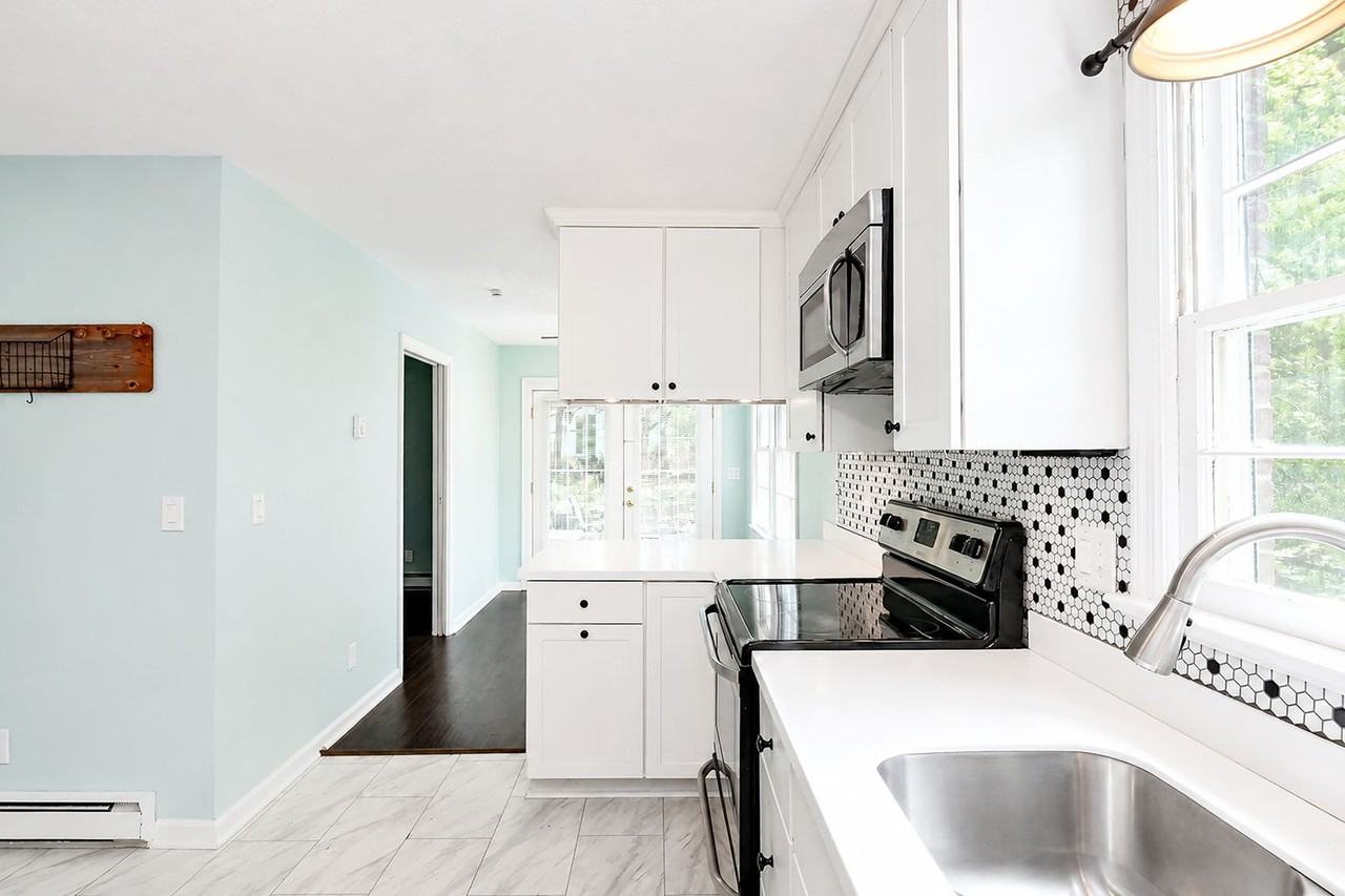 208 Surrey Rd - Photo 5 of 25