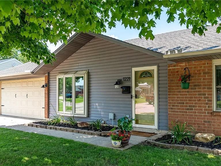1221 Warwick Dr #NA - Photo 2 of 22