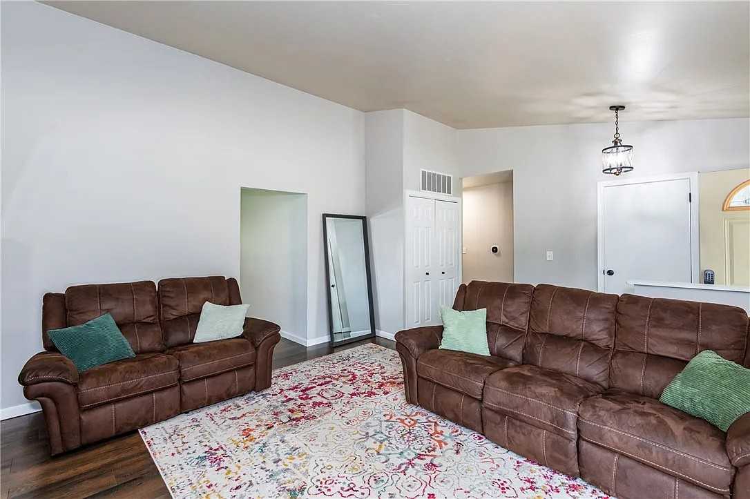 1221 Warwick Dr #NA - Photo 4 of 22