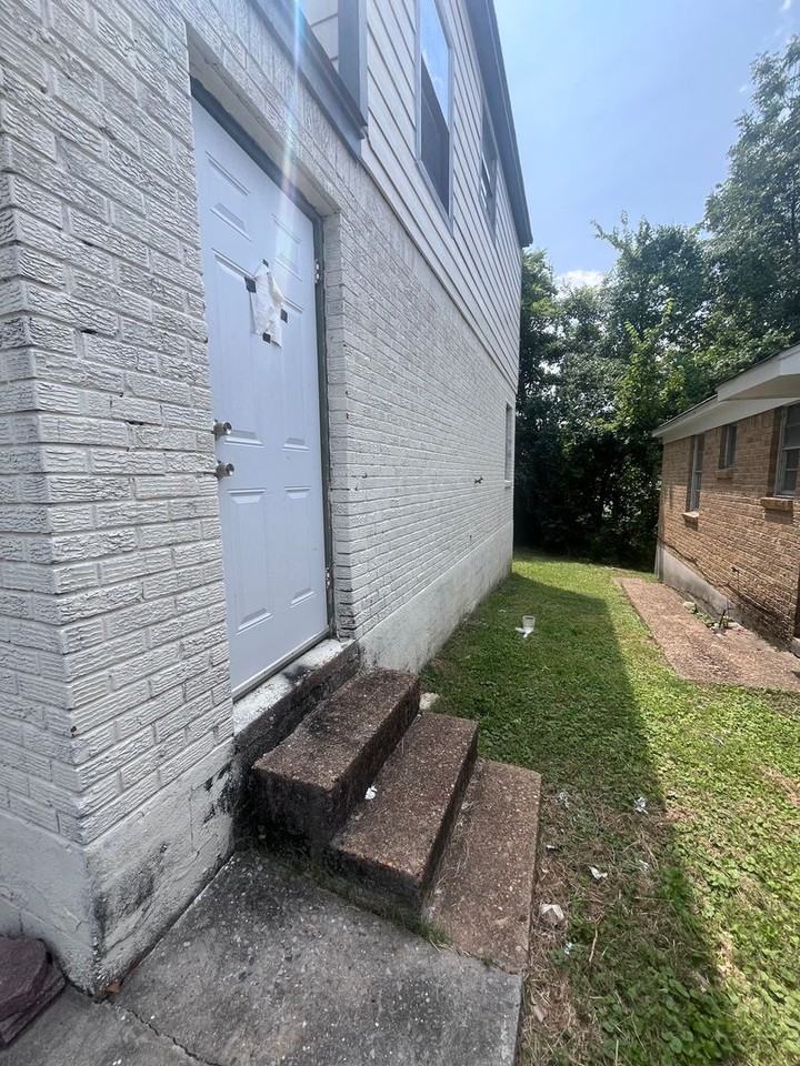 2115 Bennett Ave - Photo 3 of 12