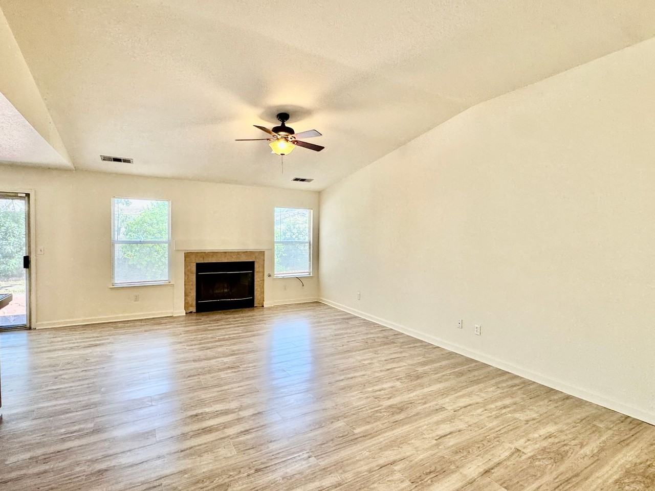 962 Sandra St - Photo 3 of 12