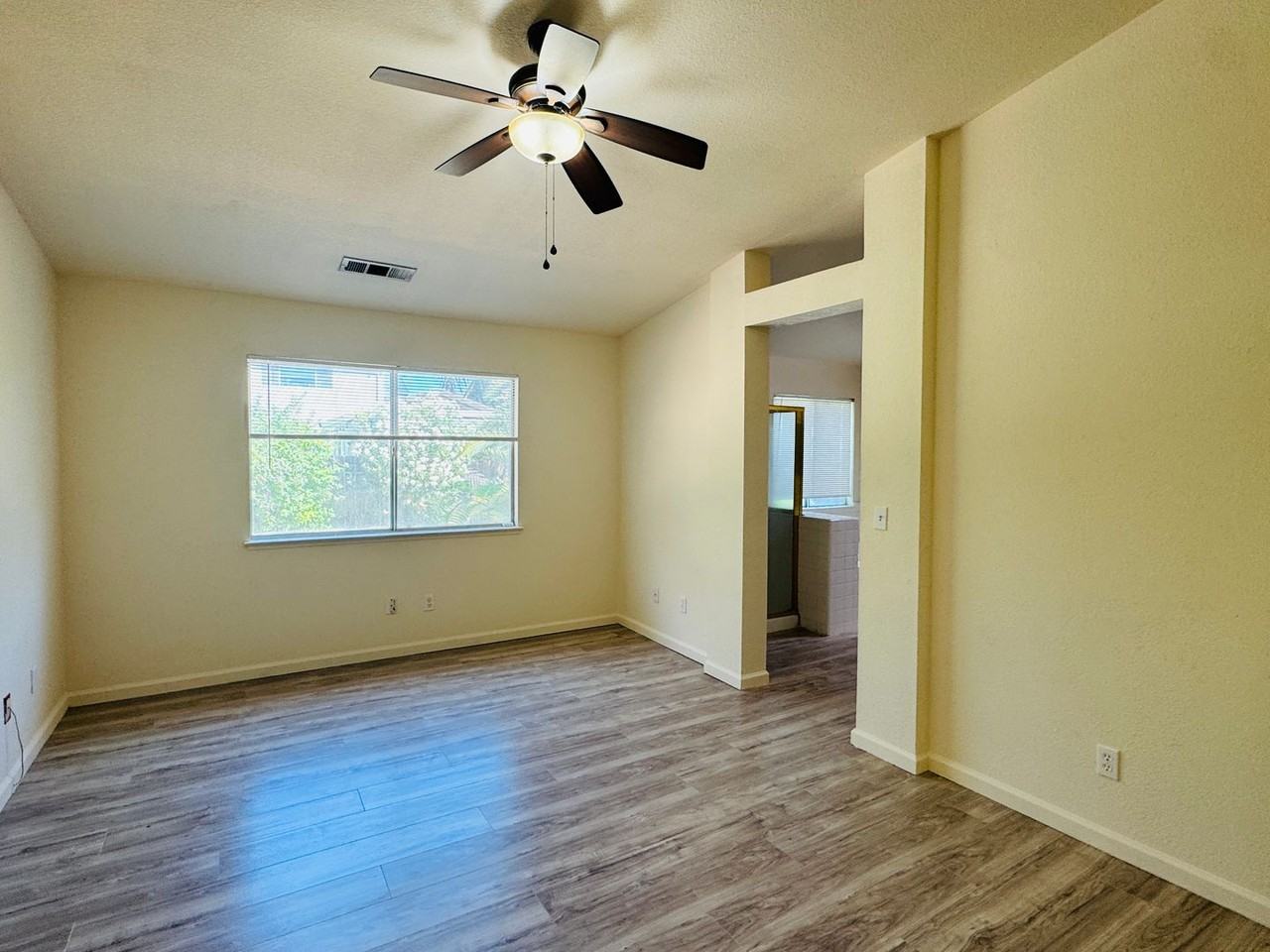 962 Sandra St - Photo 5 of 12