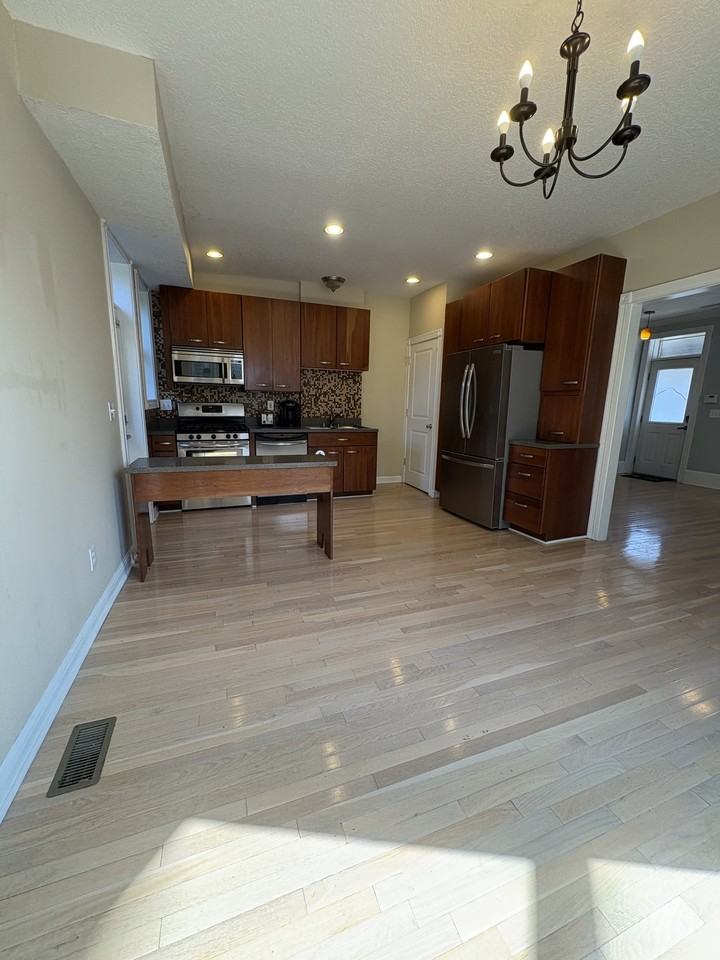 1135 Summit St #1 - Photo 6 of 50