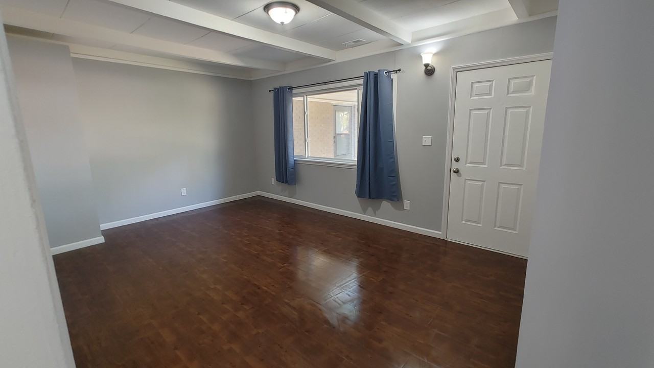 2131 Woodbine Ave #2131 - Photo 4 of 8