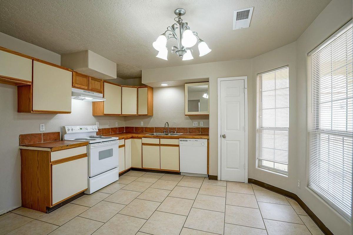 2245 High Desert Cir Ne - Photo 6 of 22