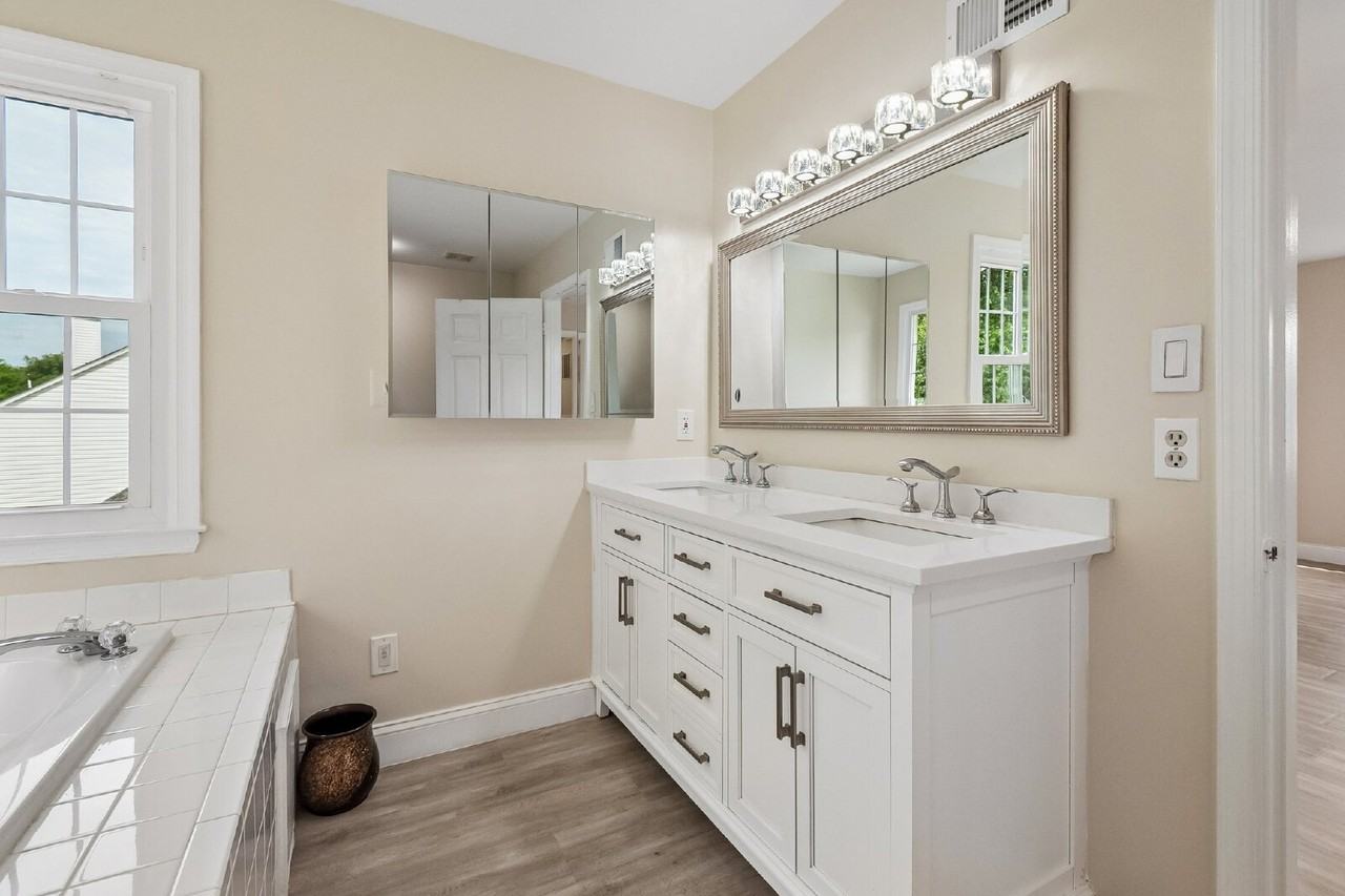 16069 Olmstead Ln - Photo 7 of 31