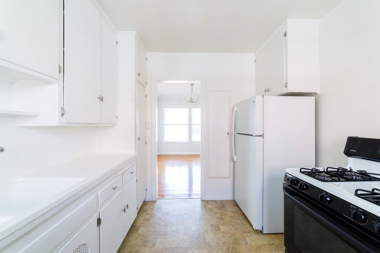 452 S New Hampshire Ave #3 - Photo 7 of 22