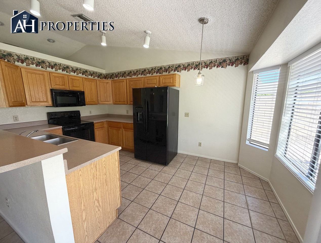 7203 W Kimberly Way - Photo 4 of 20