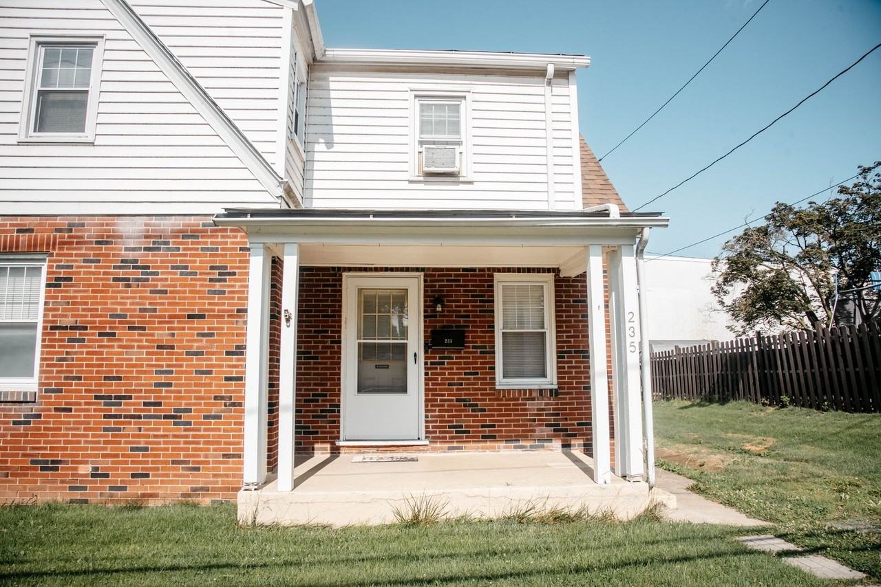 235 Adelia St - Photo 4 of 13