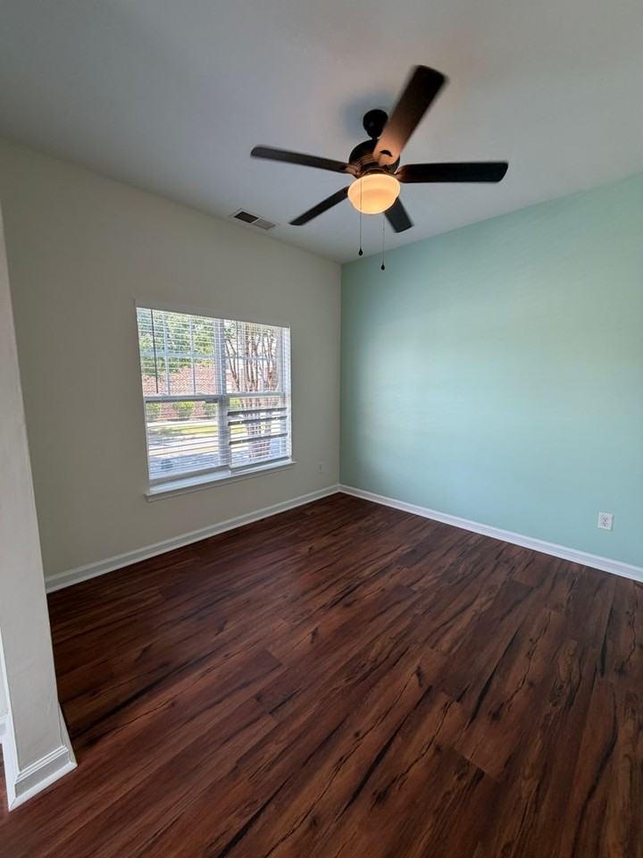 402 E 16th St - Photo 3 of 10