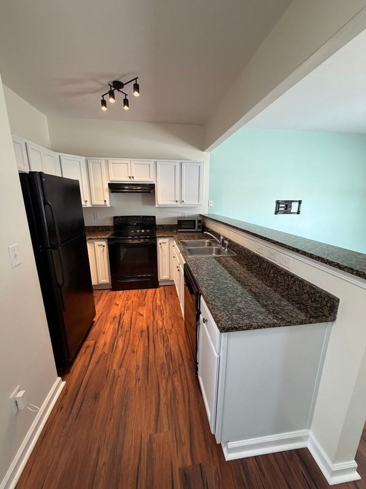 402 E 16th St - Photo 4 of 10