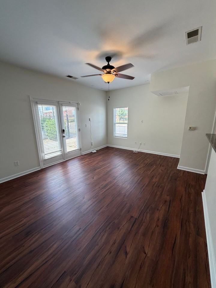 402 E 16th St - Photo 5 of 10