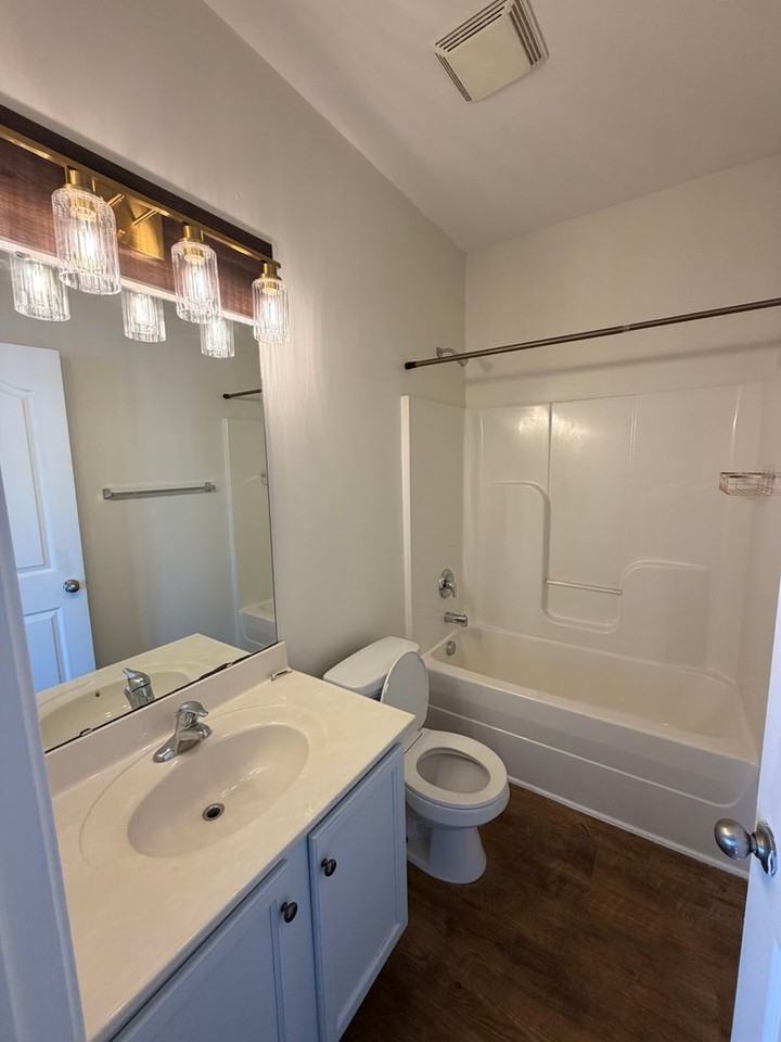 402 E 16th St - Photo 6 of 10