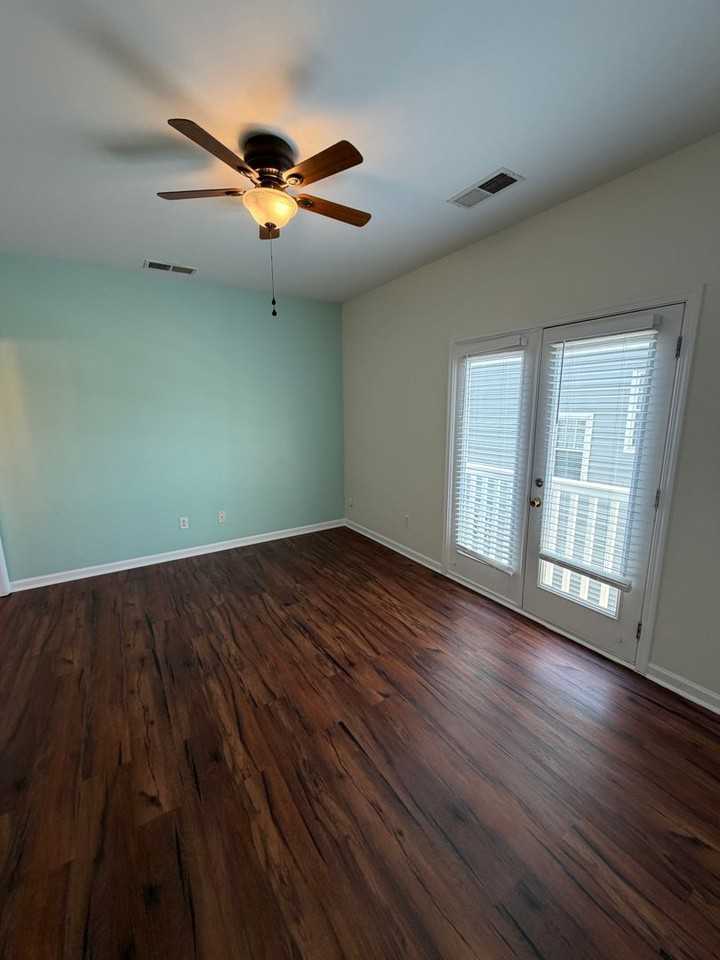 402 E 16th St - Photo 7 of 10