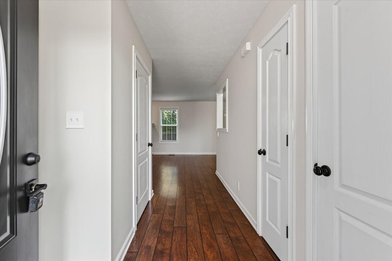 566 Falkland Cir - Photo 6 of 42