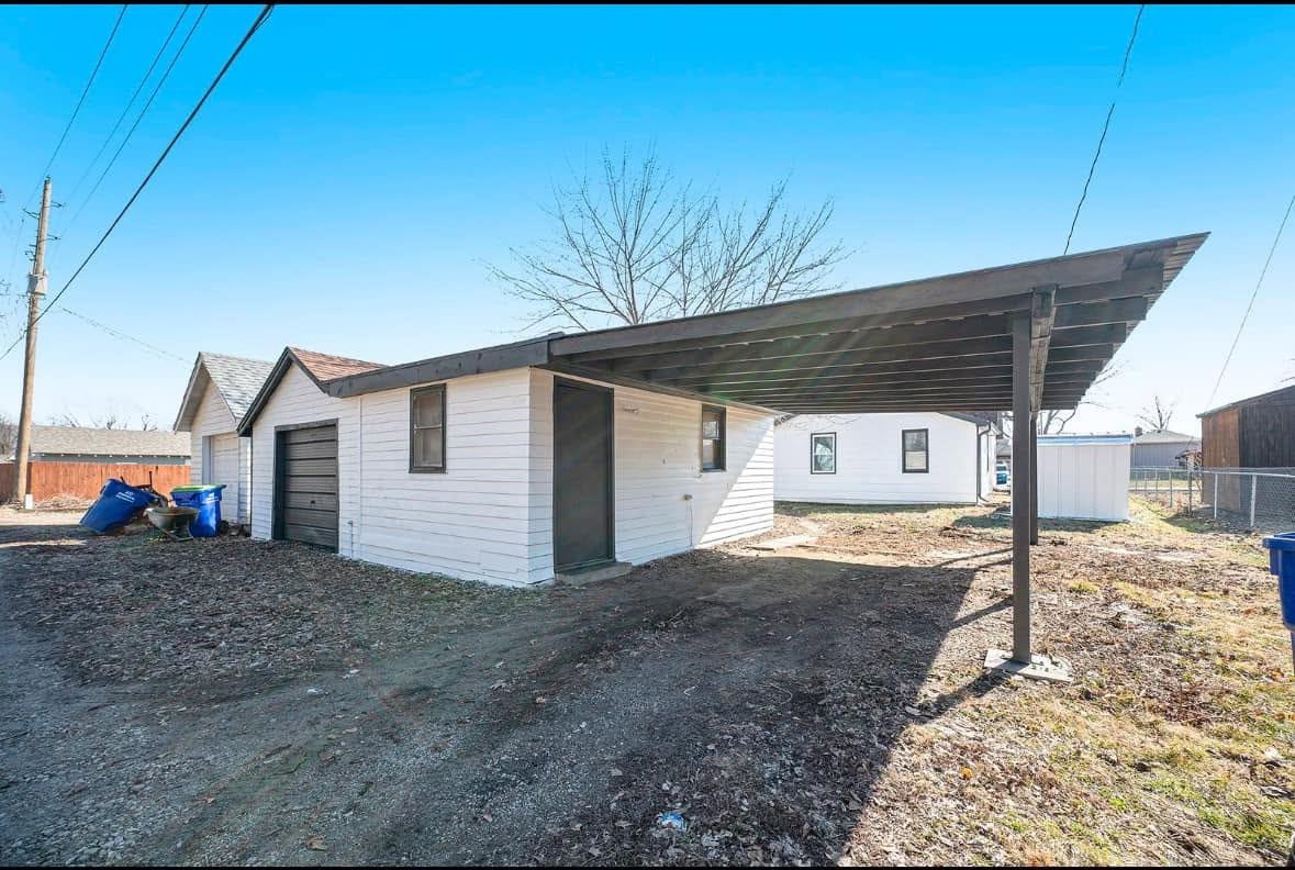 405 Newton St - Photo 7 of 19