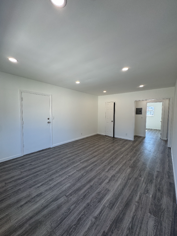 15029 Burbank Blvd #4 - Photo 4 of 18