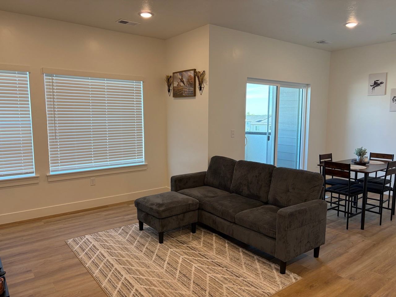 3085 Southwest St - Photo 4 of 11