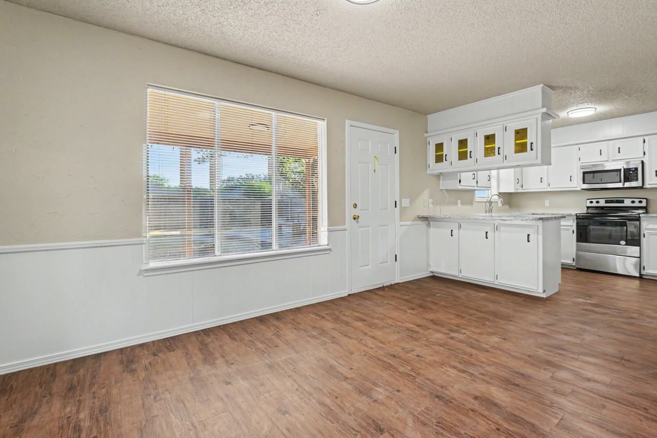 5410 93rd St - Photo 3 of 16