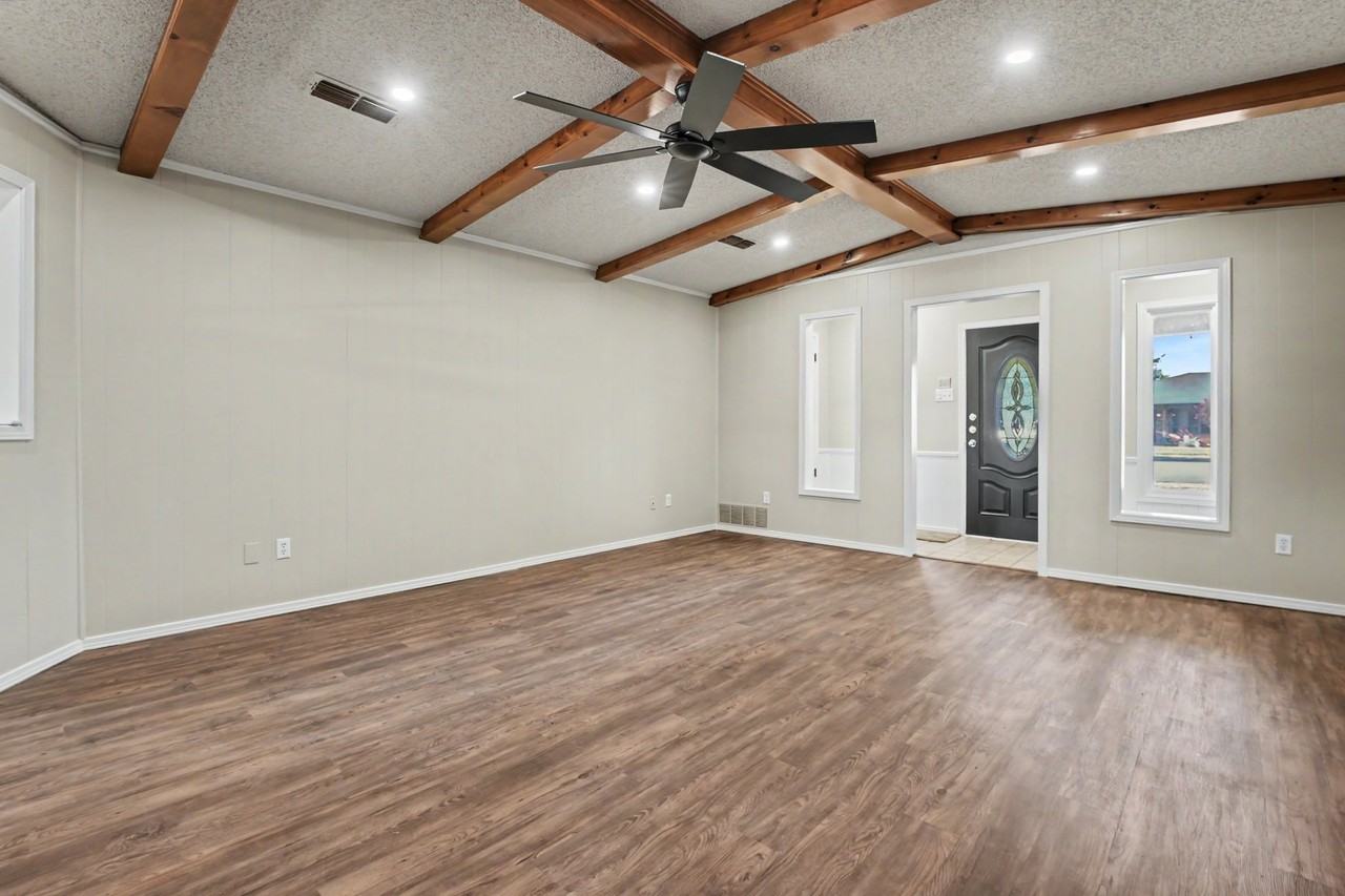5410 93rd St - Photo 4 of 16