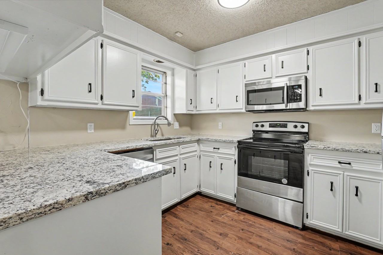 5410 93rd St - Photo 6 of 16