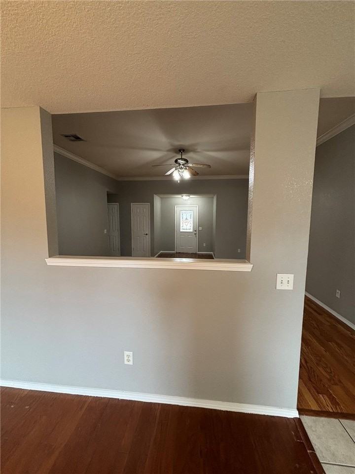2401 Sw 20th St - Photo 4 of 14